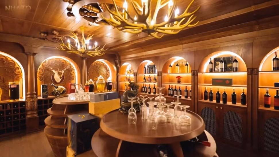 Phòng đựng rượu bố trí dưới tầng hầm. Ảnh: chụp màn hình NhaTo >>> Mời độc giả xem video: Hà Nội kiểm tra hơn 1.000 căn biệt thự cũ. Nguồn: VTV24