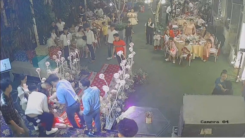 Nạn nhân được đồng nghiệp đưa đi cấp cứu nhưng đã tử vong tại bệnh viện. Ảnh cắt từ clip.