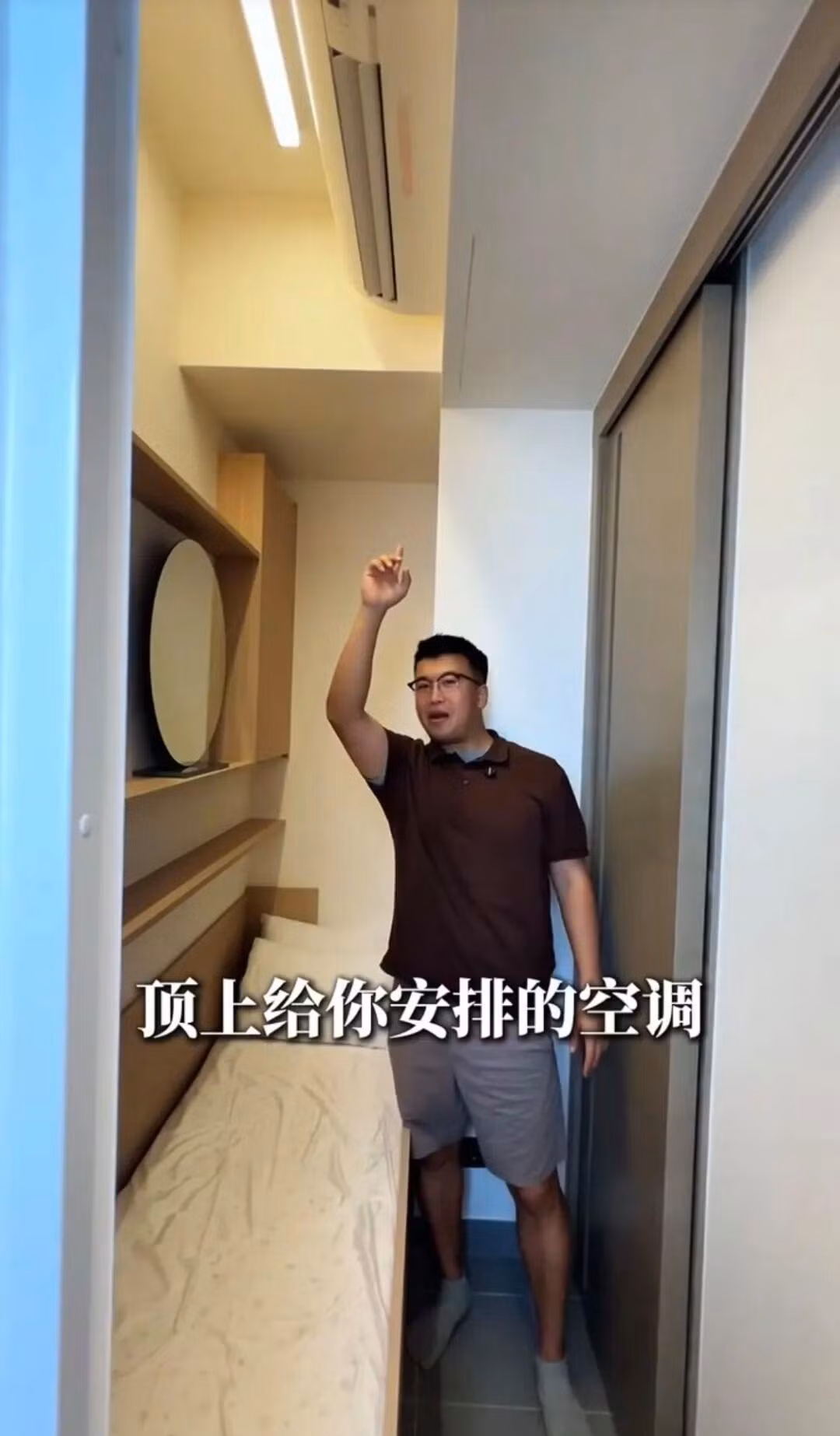 Chiếc giường rộng khoảng 80 cm, đủ cho một người trưởng thành nằm. Ban ngày giường được gập lên để tiết kiệm diện tích, ban đêm hạ xuống thành chỗ ngủ. Ảnh: post.smzdm