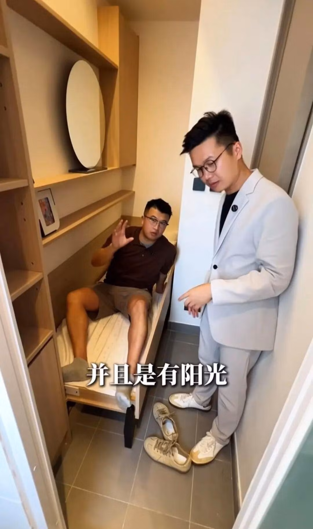 Đáng chú ý, mức giá của căn hộ nhỏ bé này lên đến 500.000 đô la Hồng Kông, tương đương khoảng 1,7 tỷ đồng. Ảnh: post.smzdm