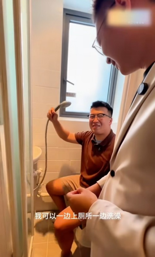 Do diện tích hạn chế, khi tắm nếu muốn thoải mái thì phải ngồi lên bồn cầu. Ảnh: post.smzdm