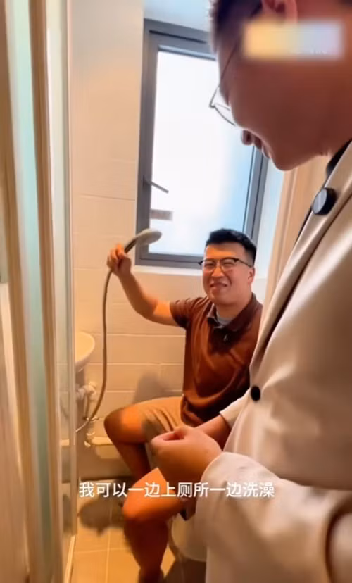 Do diện tích hạn chế, khi tắm nếu muốn thoải mái thì phải ngồi lên bồn cầu. Ảnh: post.smzdm