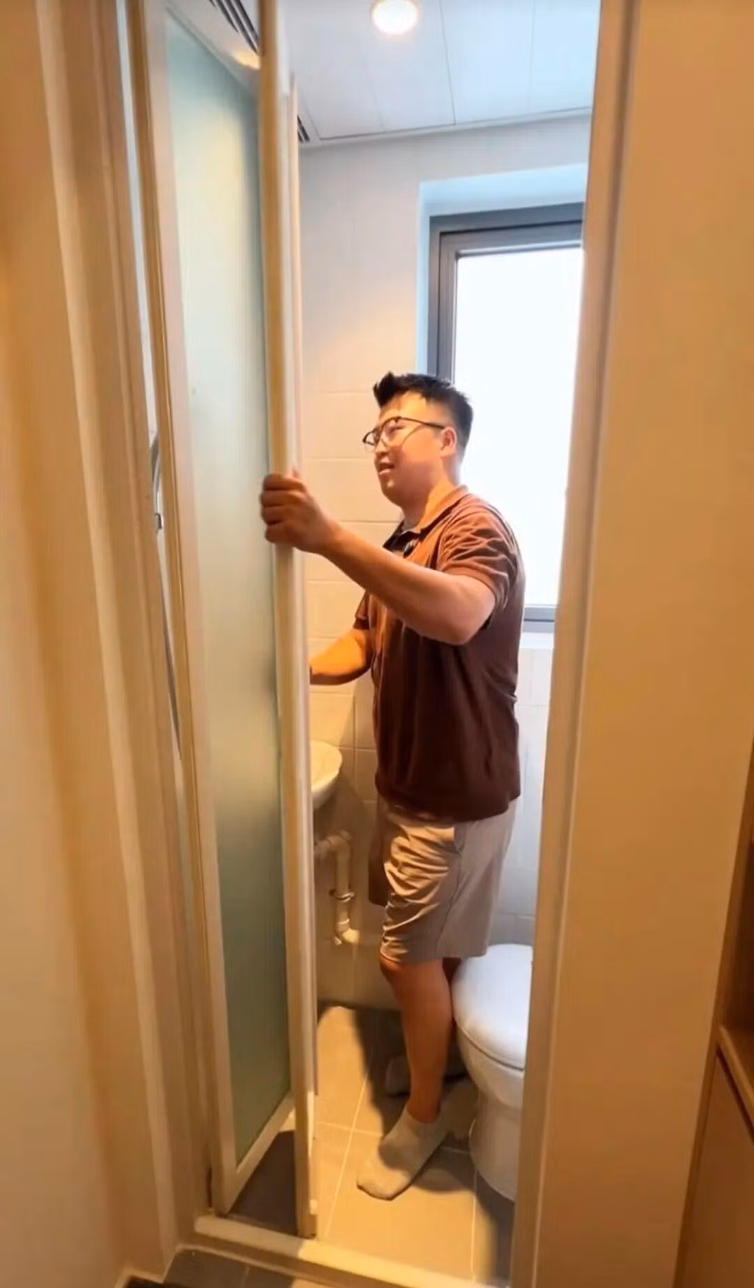 Nhà vệ sinh chưa đến 1m² nằm sát ngoài cùng, ngăn cách bằng cửa xếp mỏng nhẹ. Ảnh: post.smzdm