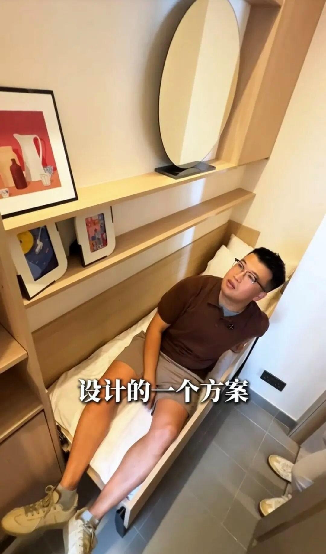 Thứ đập vào mắt đầu tiên khi vào nhà là chiếc giường gấp gắn tường phổ biến trong những căn hộ siêu nhỏ ở xứ Cảng Thơm. Ảnh: post.smzdm