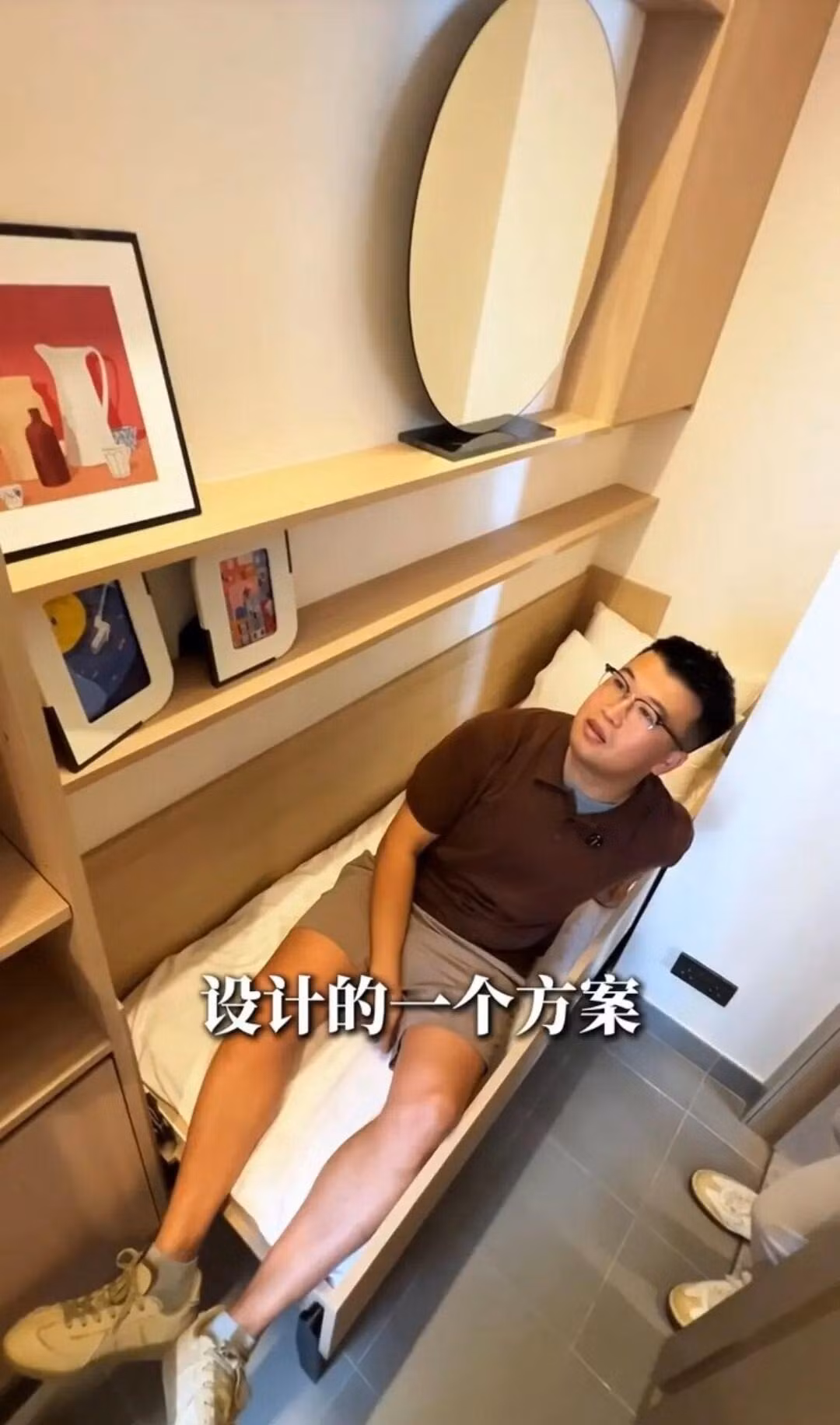 Thứ đập vào mắt đầu tiên khi vào nhà là chiếc giường gấp gắn tường phổ biến trong những căn hộ siêu nhỏ ở xứ Cảng Thơm. Ảnh: post.smzdm