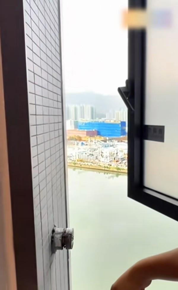 Dù chật chội nhưng nhà vệ sinh lại sở hữu tầm nhìn thẳng ra dòng sông giữa lòng thành phố. Ảnh: post.smzdm