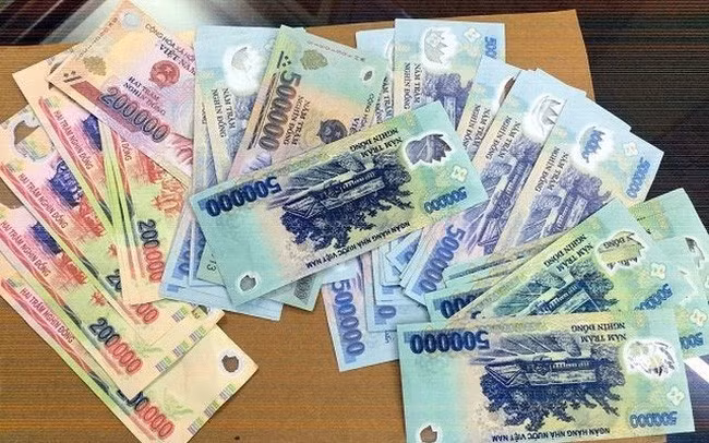 Trong đó, tiền polymer - loại tiền chính được sử dụng hàng ngày trong mọi giao dịch gồm 6 loại: 500.000 đồng; 200.000 đồng; 100.000 đồng; 50.000 đồng; 20.000 đồng và 10.000 đồng. Ảnh: Vietnamplus