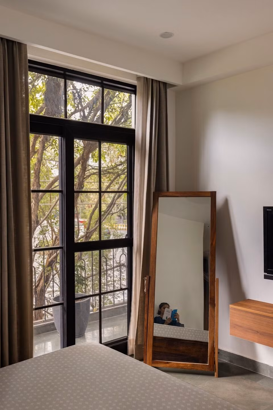 Phòng ngủ trên tầng 2 kín đáo và riêng tư. Ảnh: Purnesh Dev Nikhanj