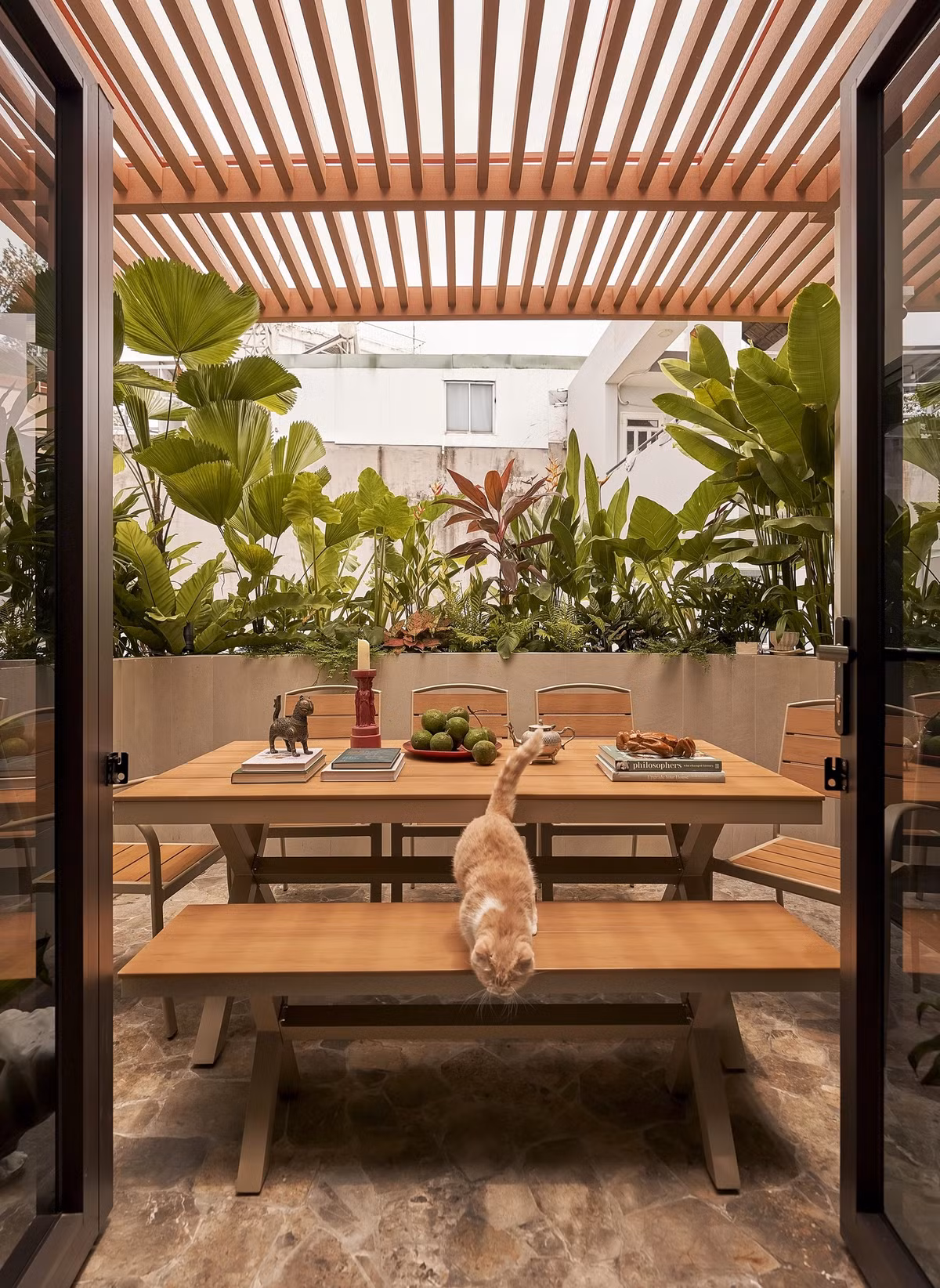 Sân vườn ở tầng thượng có bàn ăn lớn, liên thông với văn phòng. Ảnh: Phú Đào