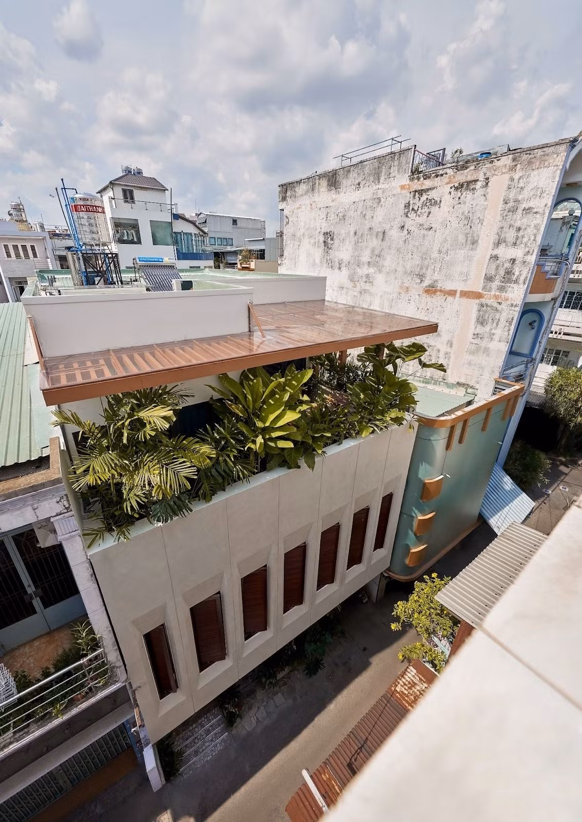 Tọa lạc tại một con hẻm nhỏ TP HCM, ngôi nhà với diện tích 215m2, được cải tạo từ căn nhà phố cũ theo hướng hiện đại, đa chức năng. Ảnh: Phú Đào