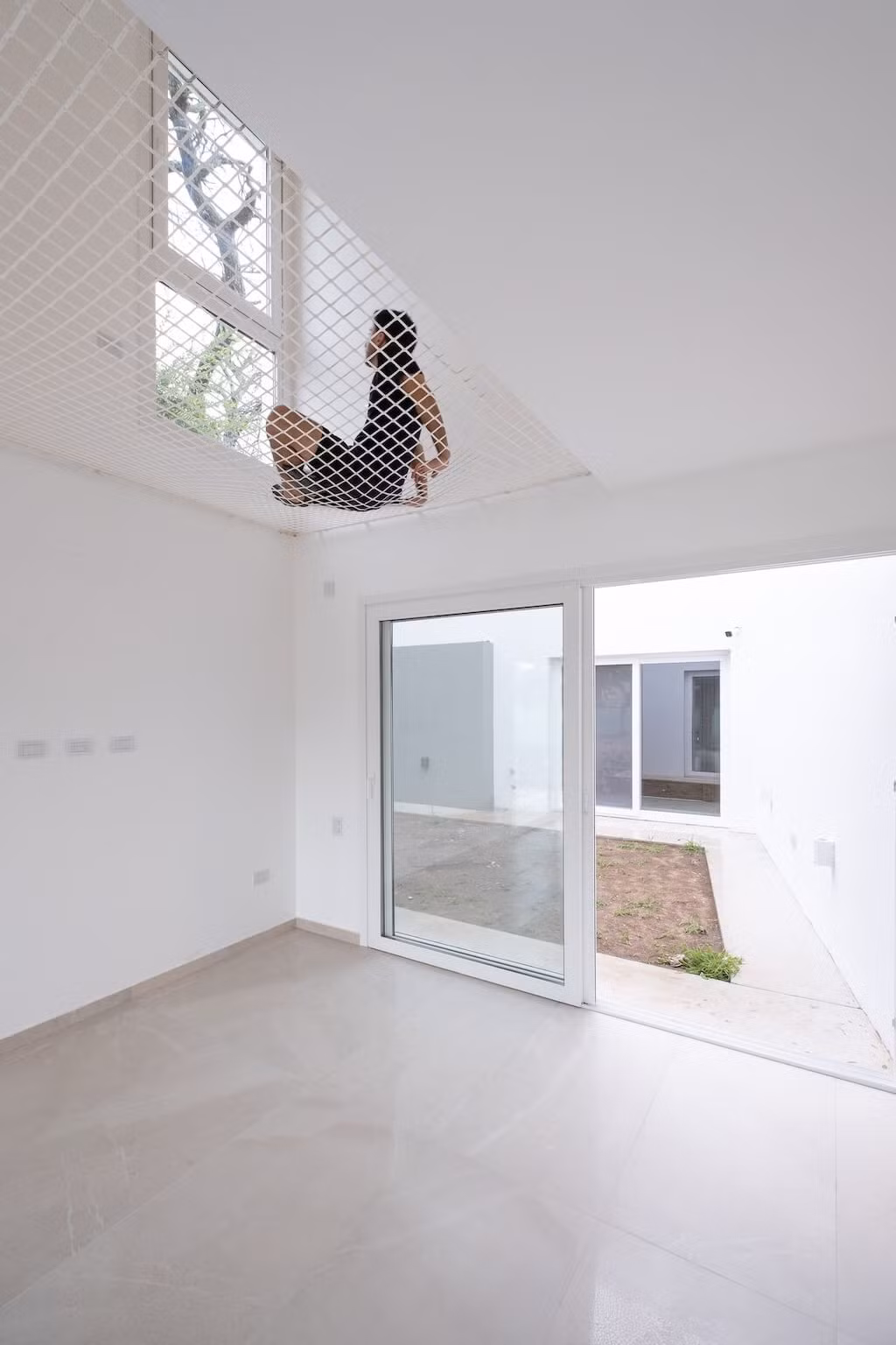 Tầng trên là không gian thư giãn và phòng ngủ, có lưới treo kết nối với tầng dưới. Ảnh: Amazingarchitecture