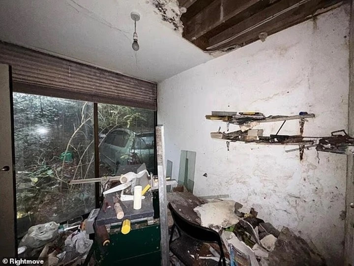 Khu bếp đổ nát, hoang tàn, chưa đầy rác. Ảnh: DM