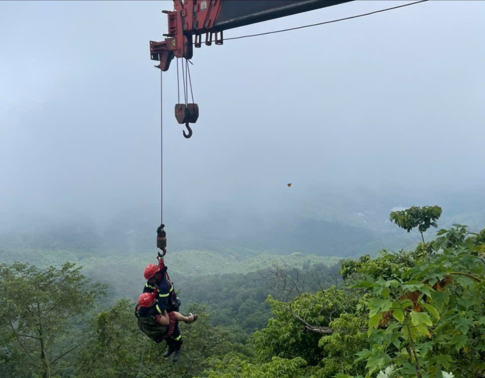 Lực lượng cứu hộ đưa nạn nhân lên an toàn.