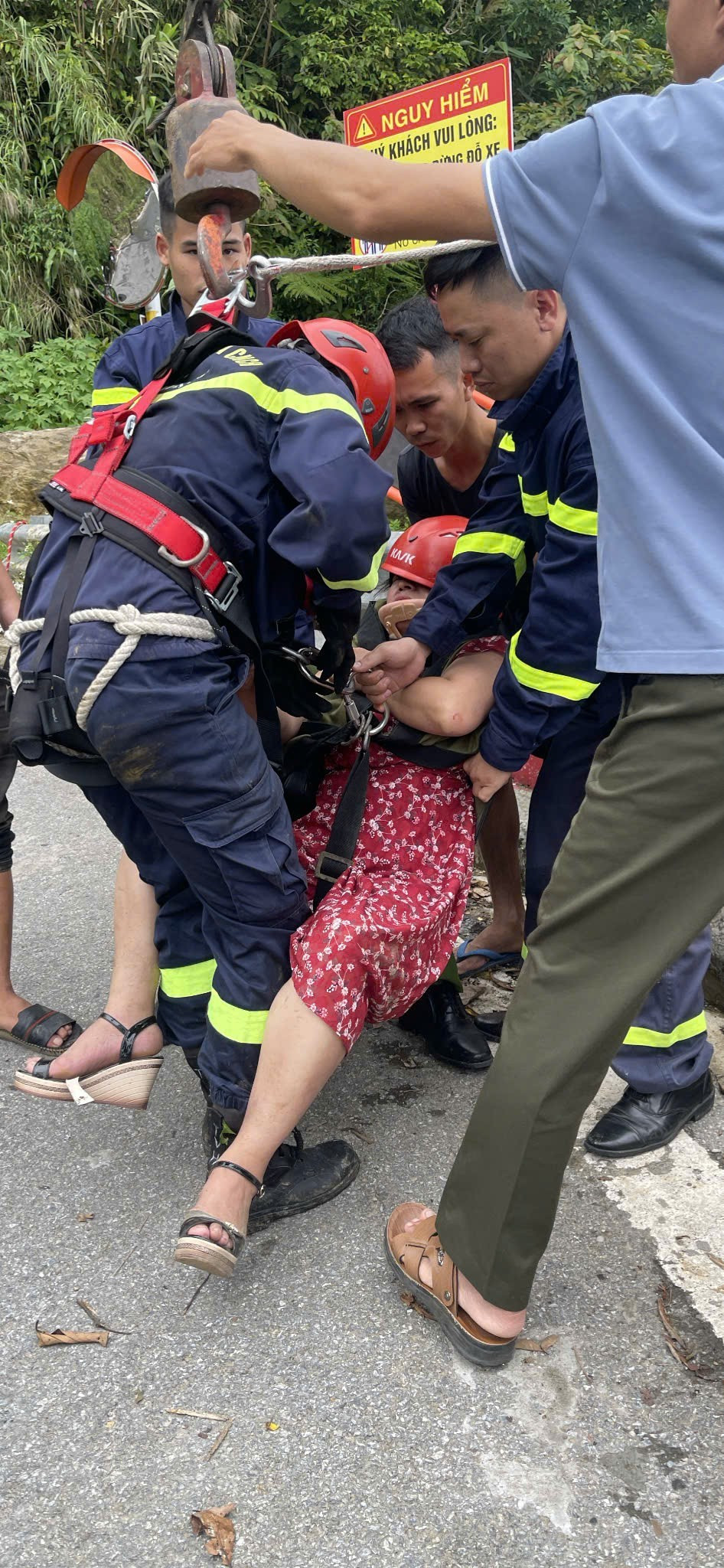 Nạn nhân được đưa đến bệnh viện kiểm tra sức khỏe.