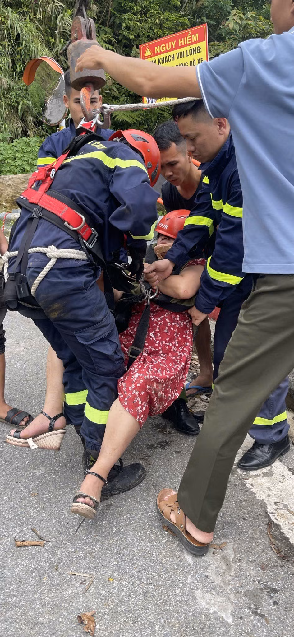 Nạn nhân được đưa đến bệnh viện kiểm tra sức khỏe.