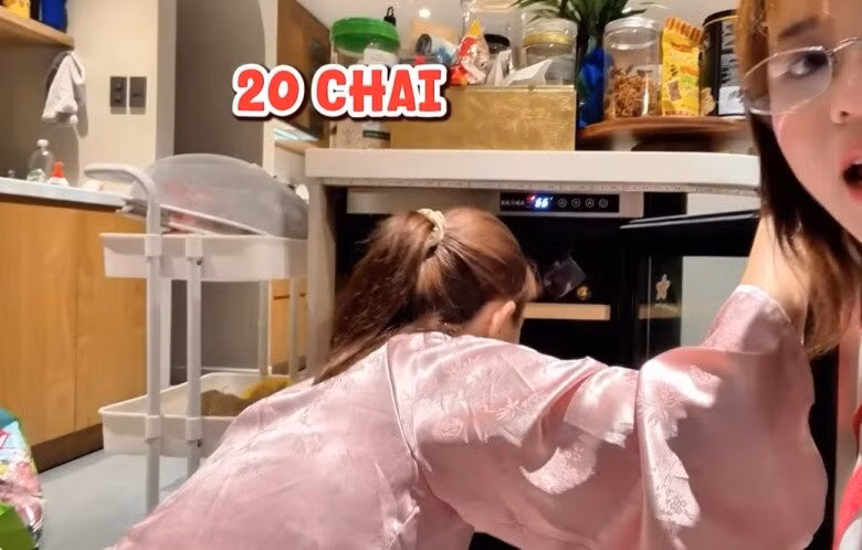 Phía dưới đảo bếp là kệ lưu trữ thông minh có tác dụng tối đa hóa diện tích. Ảnh chụp màn hình