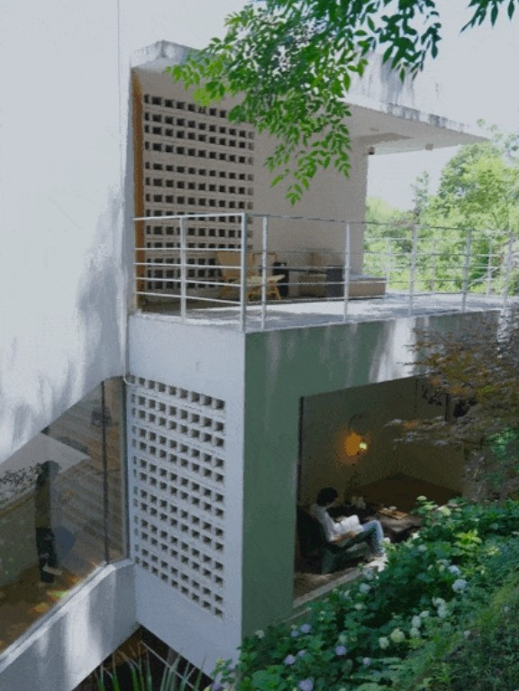 Đặc biệt mỗi tầng đều có lối đi dẫn thẳng ra khu vườn tạo không gian bán mở, gần gũi với thiên nhiên. Ảnh: Toutiao