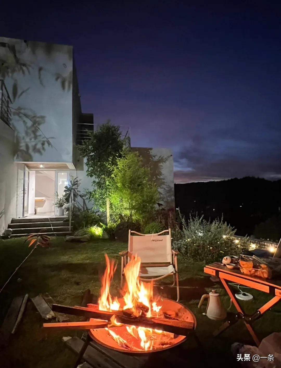 Góc sân vườn là nơi gia đình, bạn bè từ khắp nơi đến thư giãn, tìm lại sự cân bằng cho cuộc sống. Ảnh: Toutiao &gt;&gt;&gt; Mời độc giả xem video: Hà Nội kiểm tra hơn 1.000 căn biệt thự cũ. Nguồn: VTV24