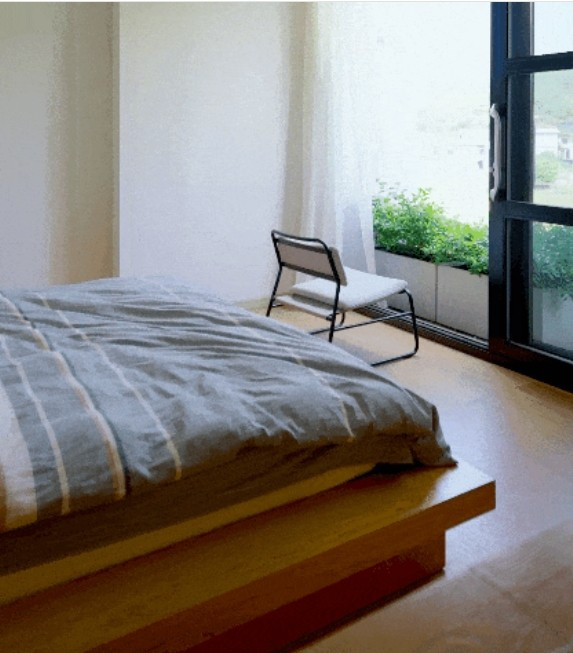 Tầng 2 có phòng ngủ và phòng làm việc của Tôn, kết nối với bãi cỏ lớn và góc nghỉ ngơi thoải mái bất kể thời tiết. Ảnh: Toutiao