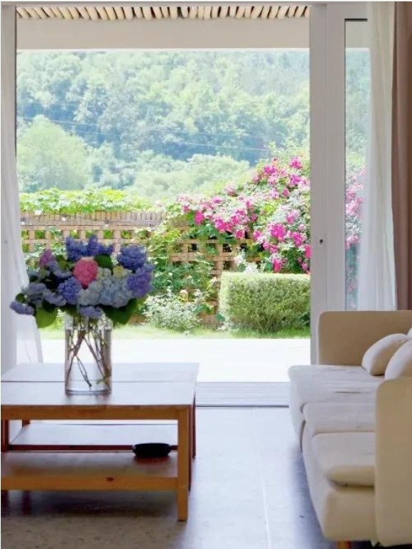 Để ngôi nhà bền vững và giữ ấm vào mùa đông, các vật liệu như tre, đá mài và kính chất lượng cao được sử dụng. Ảnh: Toutiao