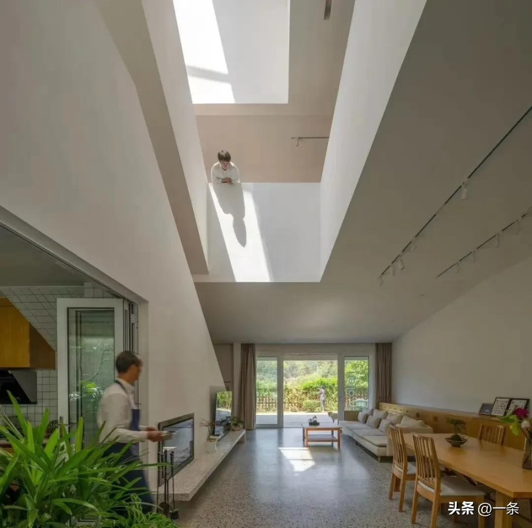 Dù có nhiều năm học tập và làm việc tại thành phố nhưng chàng trai họ Tôn (sinh năm 1990) vẫn quyết định từ bỏ cuộc sống đô thị để trở về quê hương ở tỉnh Hồ Nam (Trung Quốc) vào năm 2020. Ảnh: Toutiao