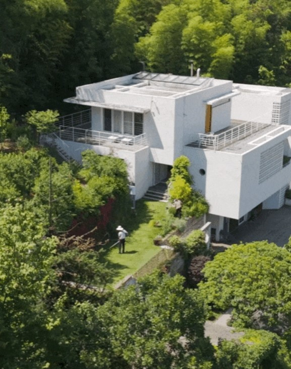 Biệt thự gồm 3 tầng, nằm trên sườn dốc một ngọn núi với diện tích hơn 760m2. Ảnh: Toutiao