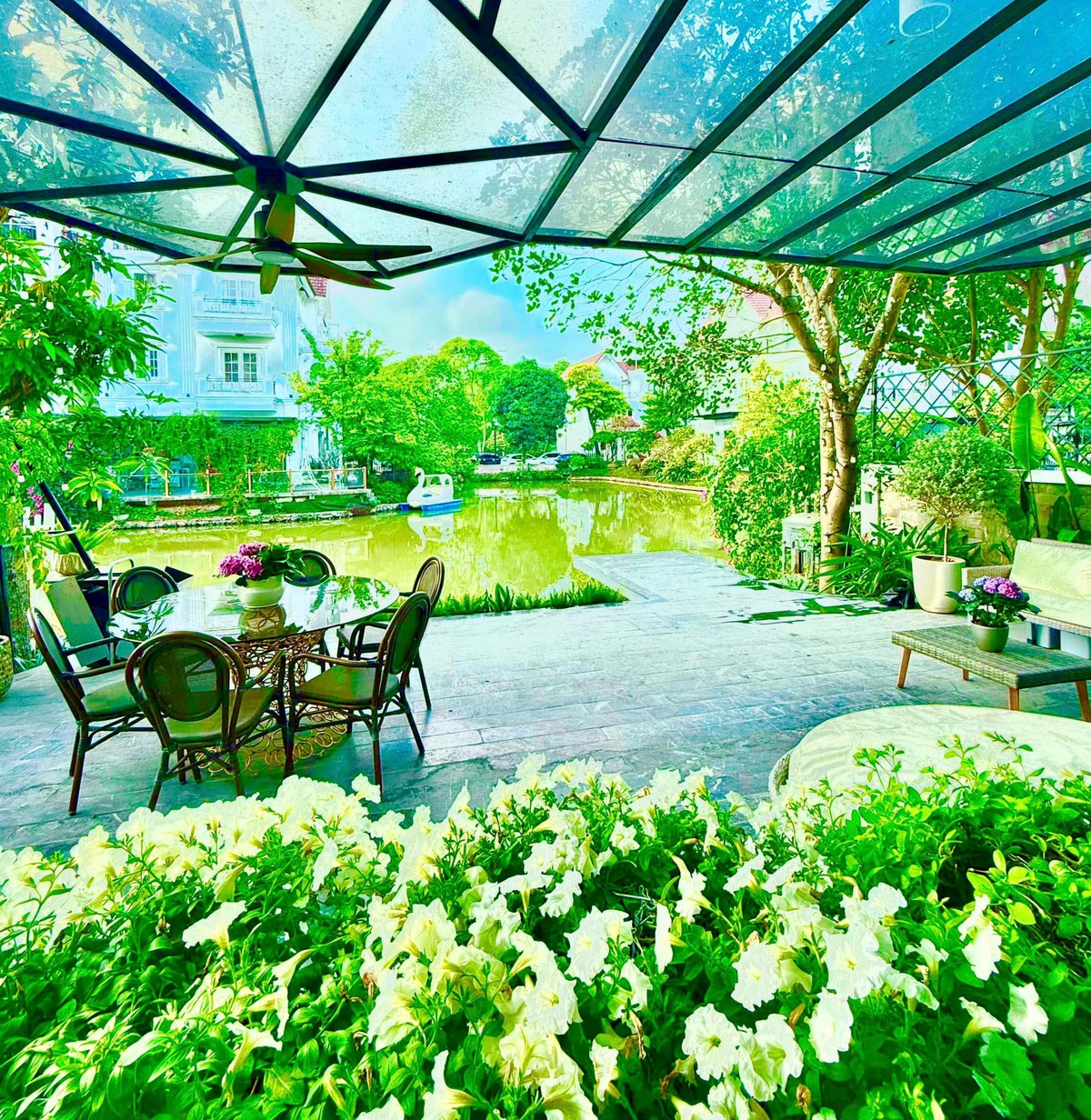 Góc thư giãn view hồ ngập tràn sắc hoa. Ảnh: FBNV