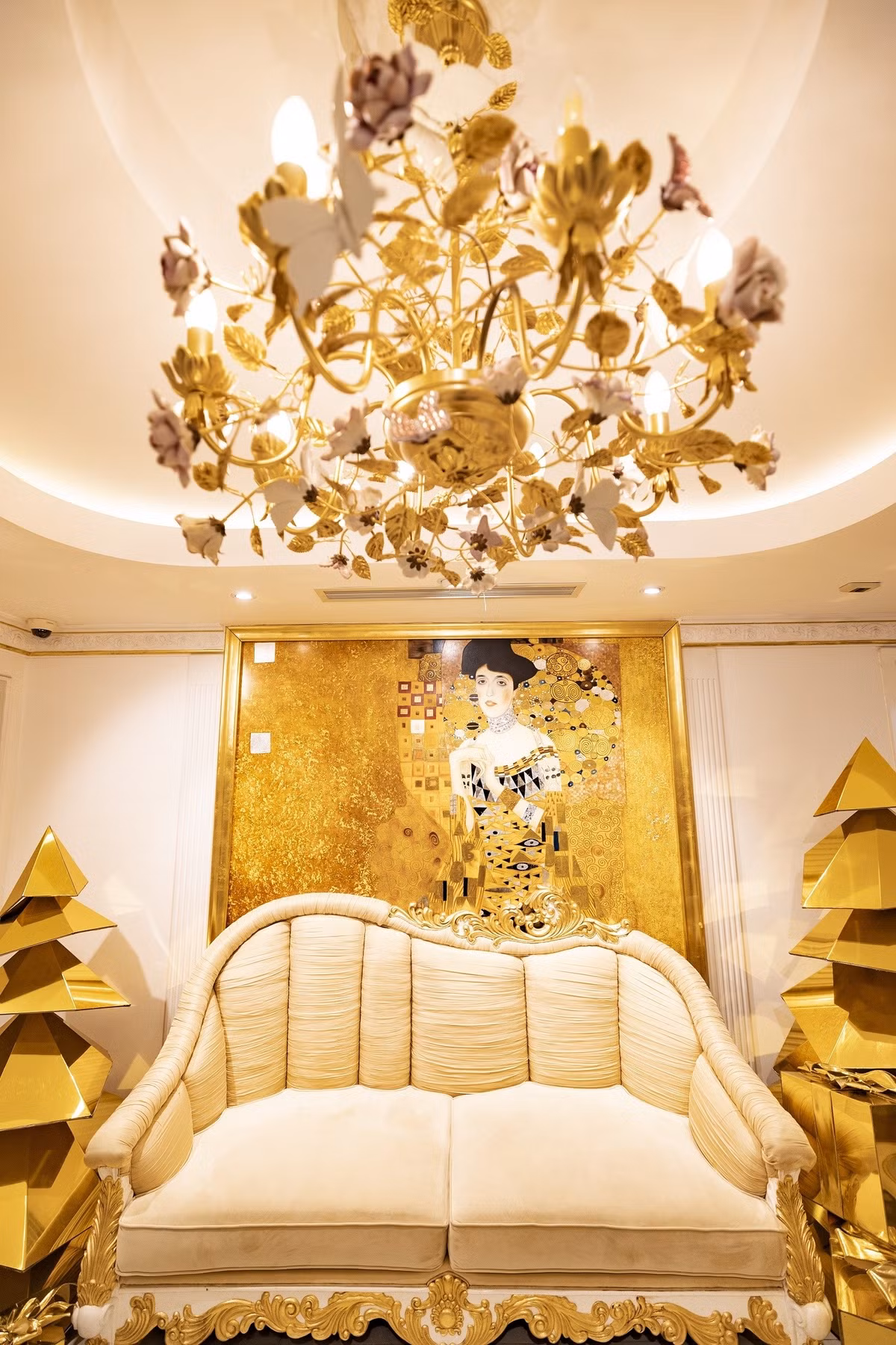 Đồ decor cũng dát vàng theo sở thích của mẹ Ngọc Thanh Tâm. Ảnh: FBNV