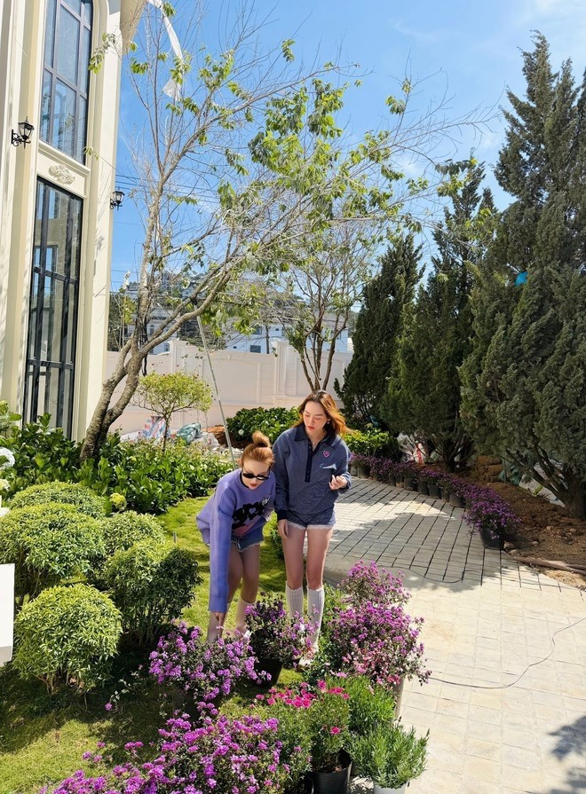 Huyền Baby cho biết, căn biệt thự cũng là cột mốc đánh dấu kỉ niệm 20 năm tình bạn và mong rằng cả hai sẽ cùng nhau tận hưởng thêm nhiều lần 20 năm nữa. Ảnh: FBNV