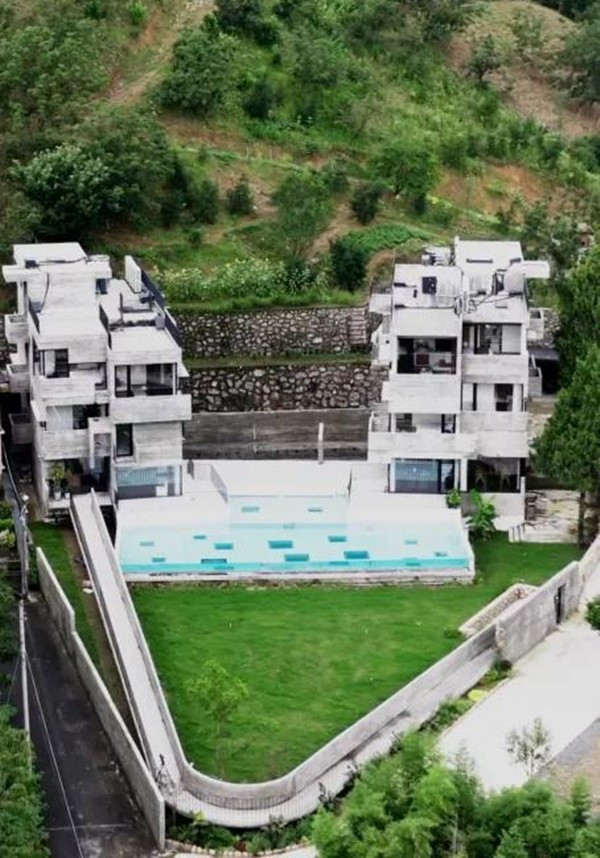 Sau khi phá nhà cũ, thay vì xây một khối lớn, hai chị em thuê kiến trúc sư thiết kế hai ngôi nhà đối diện nhau, độc lập nhưng liên thông bằng sân chung và cầu thang ngoài trời. Ảnh: Toutiao