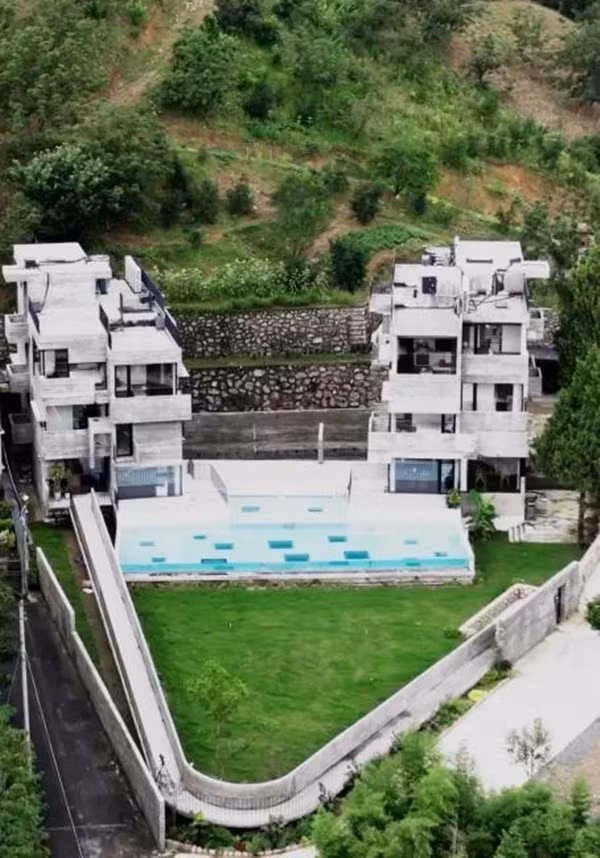 Sau khi phá nhà cũ, thay vì xây một khối lớn, hai chị em thuê kiến trúc sư thiết kế hai ngôi nhà đối diện nhau, độc lập nhưng liên thông bằng sân chung và cầu thang ngoài trời. Ảnh: Toutiao