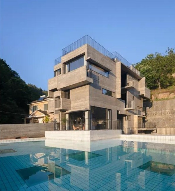 Xiang Yanzhen, một phụ nữ ngoài 40 tuổi ở Hàng Châu (Trung Quốc) và chị gái khiến cả làng xôn xao khi dùng toàn bộ 2 triệu NDT (khoảng hơn 6,5 tỷ đồng) tiền tiết kiệm xây một ngôi nhà mới trên mảnh đất cũ của bố mẹ. Ảnh: Toutiao