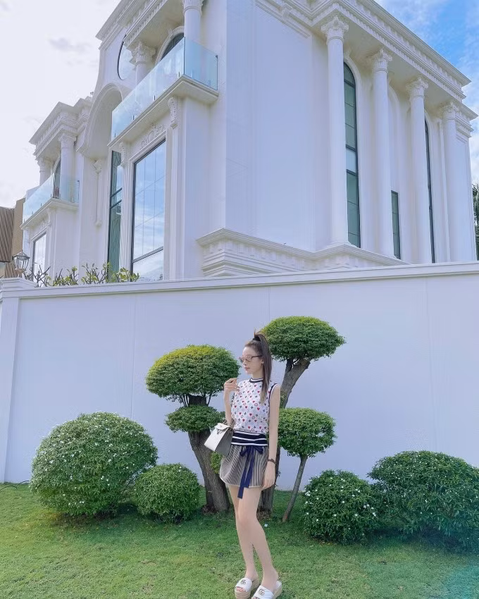 Tại TP HCM, Huyền Baby sống trong tòa “lâu đài” 100 tỷ - món quà Valentine 2020 mà Quang Huy dành cho vợ. Ảnh: FBNV