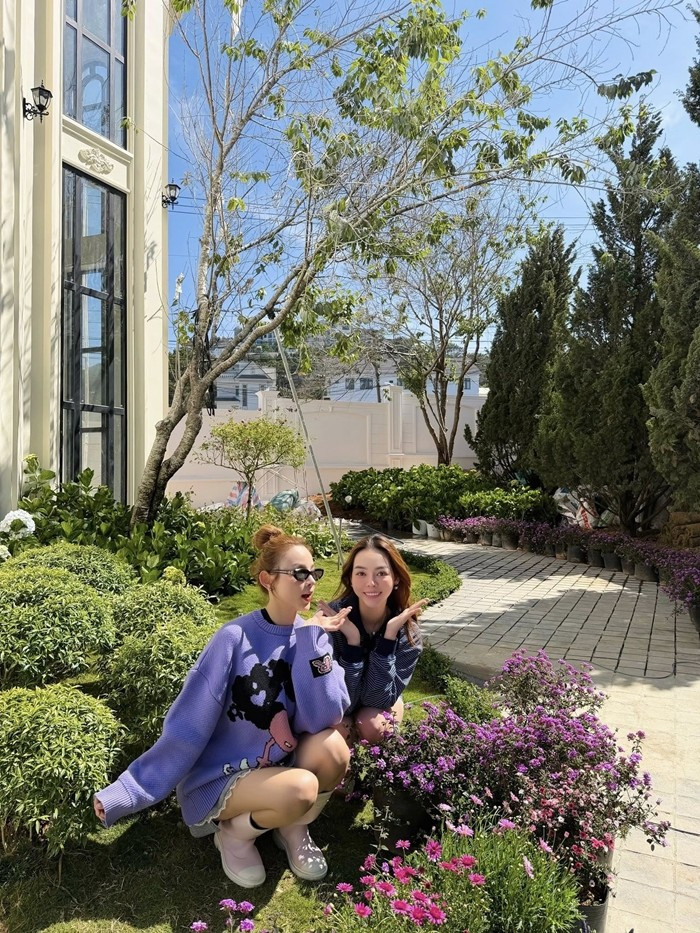 Căn nhà chung của Huyền Baby và bạn thân được xây dựng ở Đà Lạt với thiết kế hiện đại, nguy nga chẳng khác một tòa dinh thự. Ảnh: FBNV