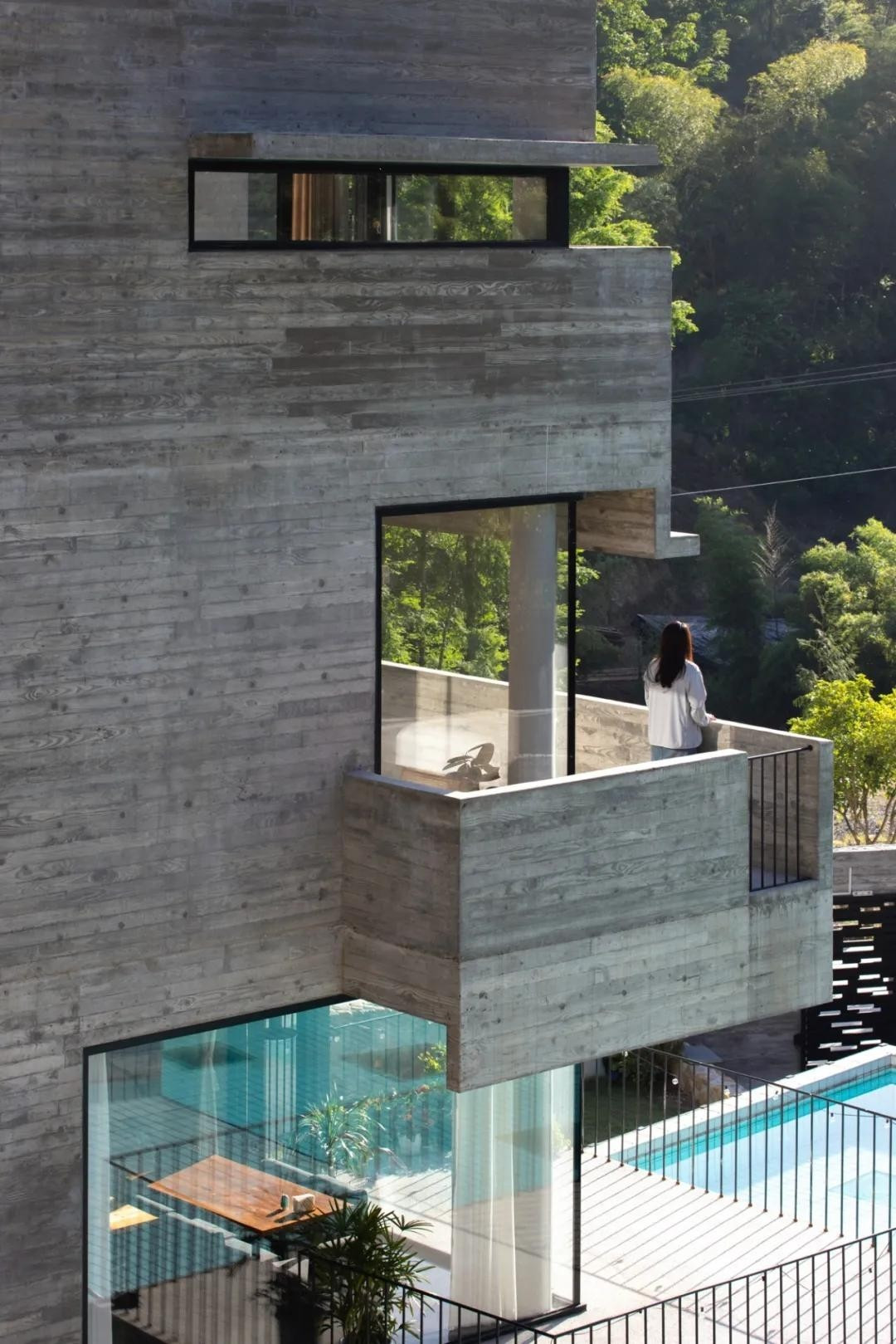 Không có tầng 1-2-3 truyền thống, các phòng nối với nhau bằng cầu thang so le, vừa tạo tương tác, vừa tận dụng địa hình đồi núi. Ảnh: Toutiao