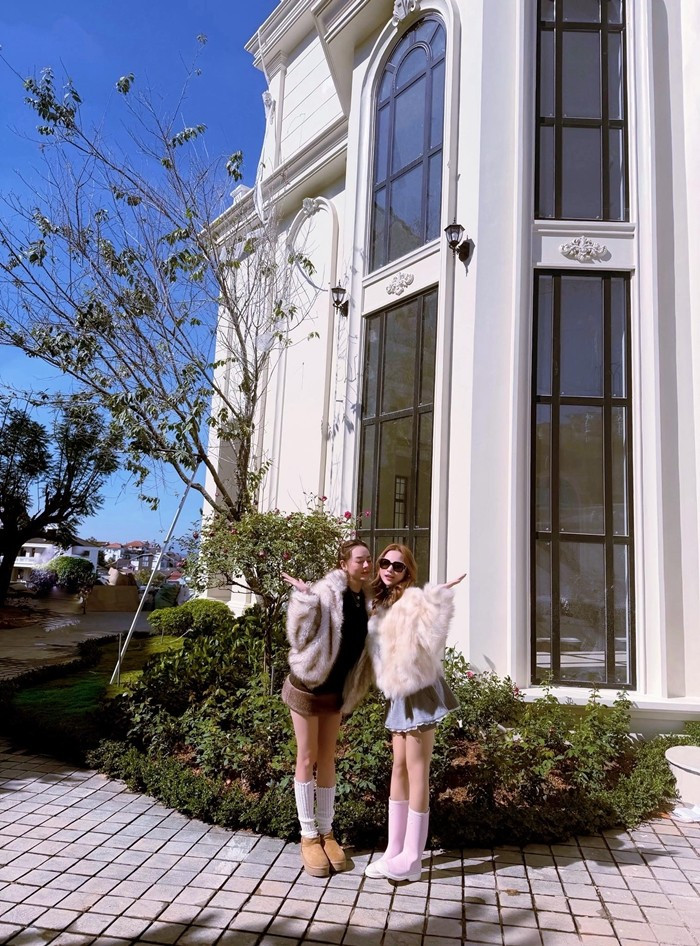 Mỹ nhân sinh năm 1989 cho biết, đây là ngôi nhà dưỡng già Huyền Baby và bạn thân Trà My Phạm cùng nhau gây dựng. Ảnh: FBNV