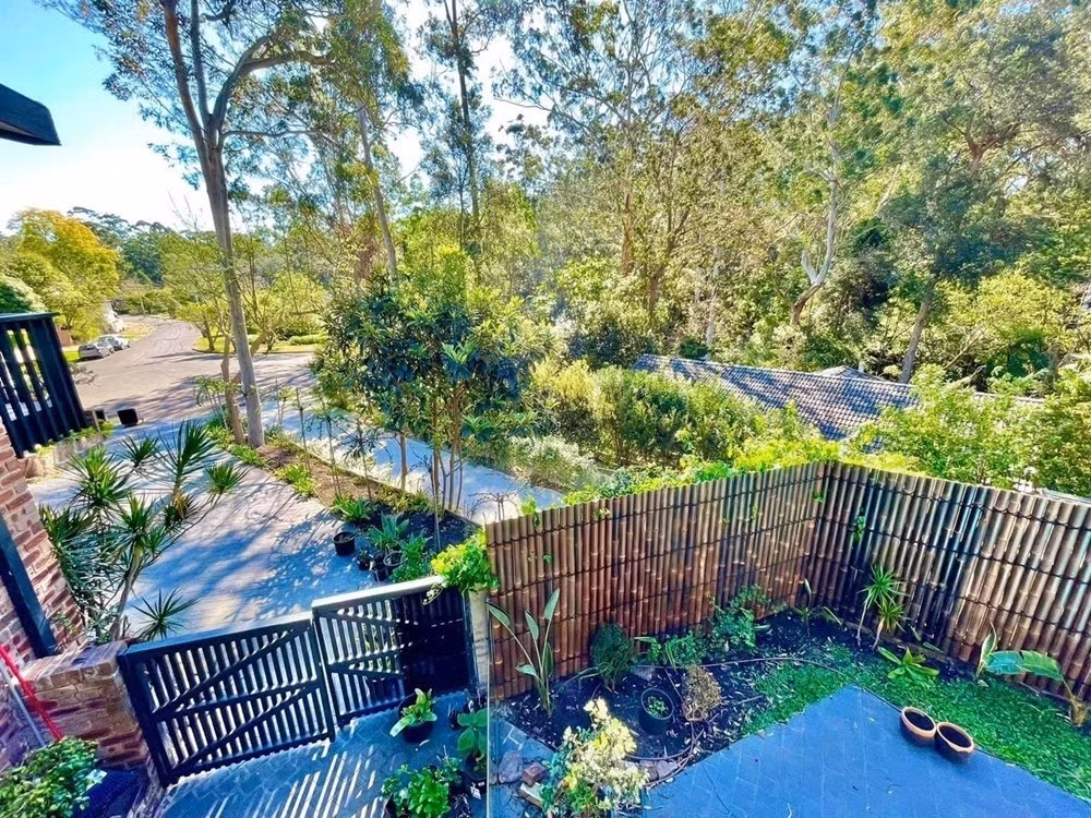 Góc nào trong nhà cũng hướng ra thiên nhiên xanh mát. Ảnh: FBNV