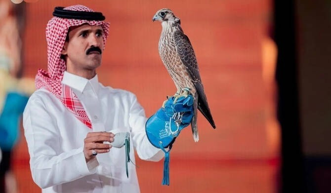 Đáng chú ý, tại cuộc đấu giá của Câu lạc bộ chim ưng Saudi lần thứ 25, một con chim ưng thu hút sự chú ý khi bán với mức giá 2,4 tỷ đồng. Ảnh: SPA