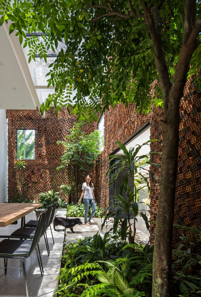 Lớp áo thứ hai là cây xanh ngăn tác động xấu của môi trường ngoài vào không gian sinh hoạt bên trong. Ảnh: Hiroyuki Oki