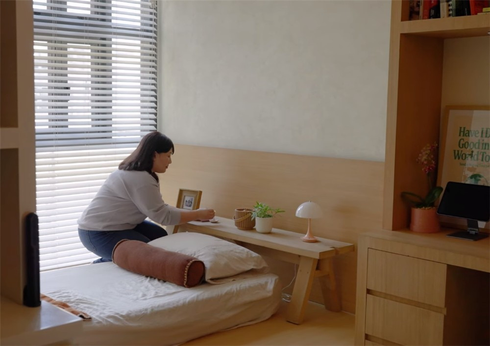 Chỉ cần trải một tấm nệm đơn là đủ. Khi cần, gia chủ có thể dọn nệm sang một bên, biến khu vực này thành góc đọc sách, uống trà. Ảnh: Stackedhomes