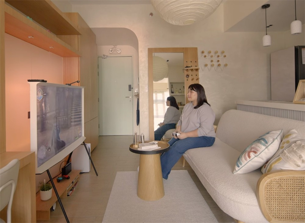 Từ cửa bước vào là không gian sinh hoạt chung gồm ghế sofa, bàn cà phê, tivi, bàn ăn dạng quầy bar và bếp mở nối tiếp nhau. Ảnh: Stackedhomes