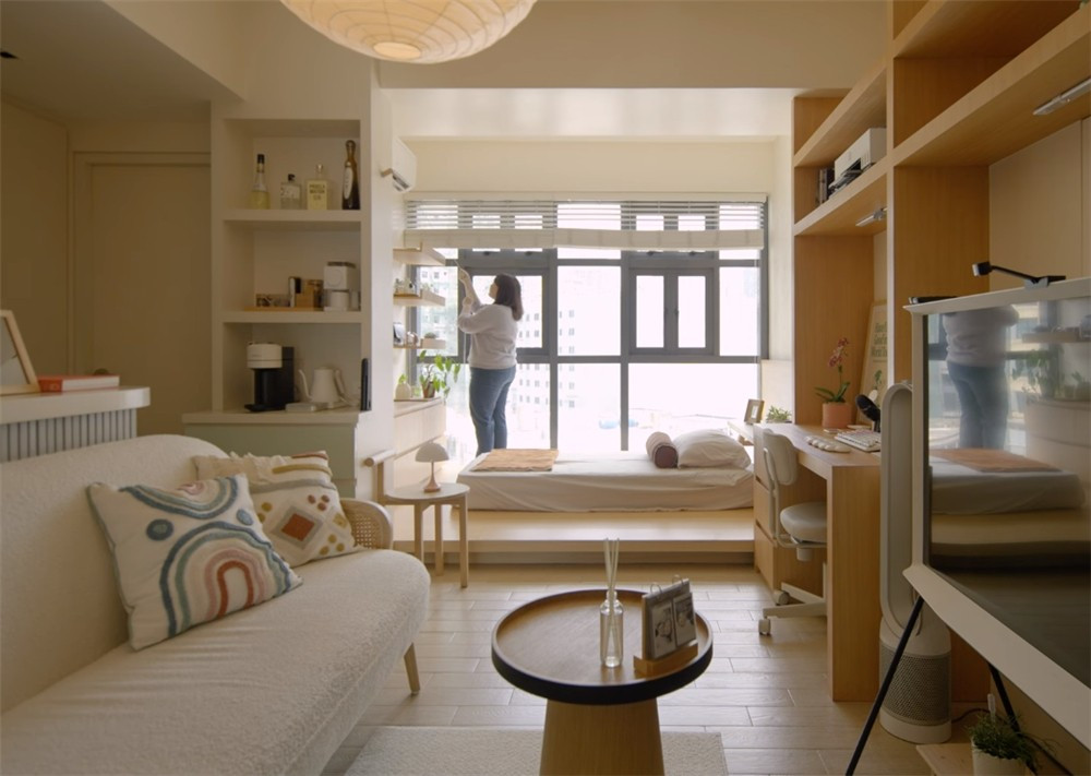 Lúc đầu, cô định thiết kế căn hộ 1 phòng ngủ theo kiểu truyền thống. Tuy nhiên, sau nhiều ngày cân nhắc, Frances quyết định dỡ bỏ toàn bộ các vách ngăn không cần thiết, biến phòng khách – phòng ăn – bếp – phòng ngủ thành một không gian mở liền mạch. Ảnh: Stackedhomes