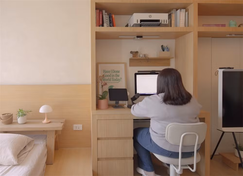 Bàn làm việc được tích hợp vào hệ tủ và bức tường tivi. Ảnh: Stackedhomes