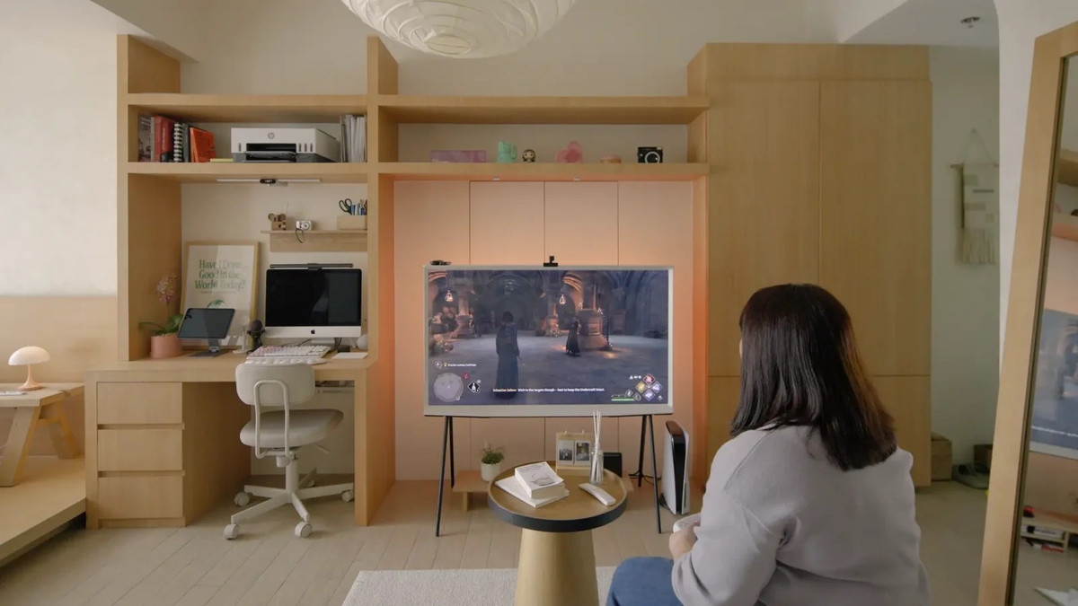 Phòng khách không chiếm nhiều diện tích nhưng vẫn đủ bộ sofa, bàn cà phê tròn, tivi. Ảnh: Stackedhomes