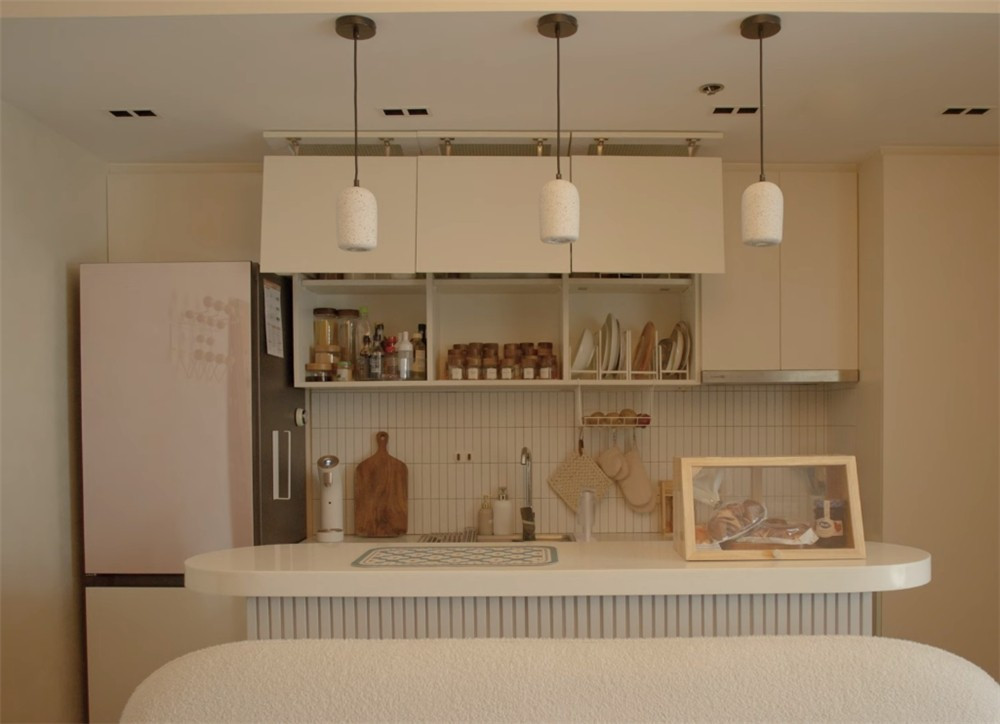 Bếp mở có đủ tủ trên - dưới, thoải mái để đồ dùng. Ảnh: Stackedhomes