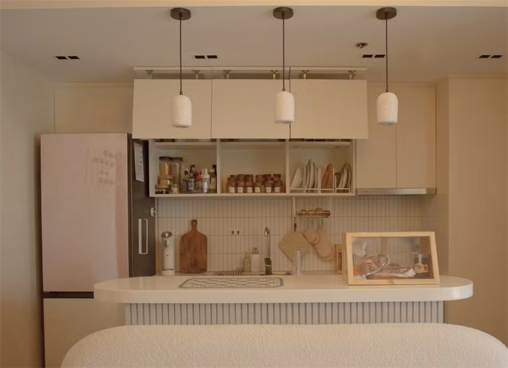 Bếp mở có đủ tủ trên - dưới, thoải mái để đồ dùng. Ảnh: Stackedhomes