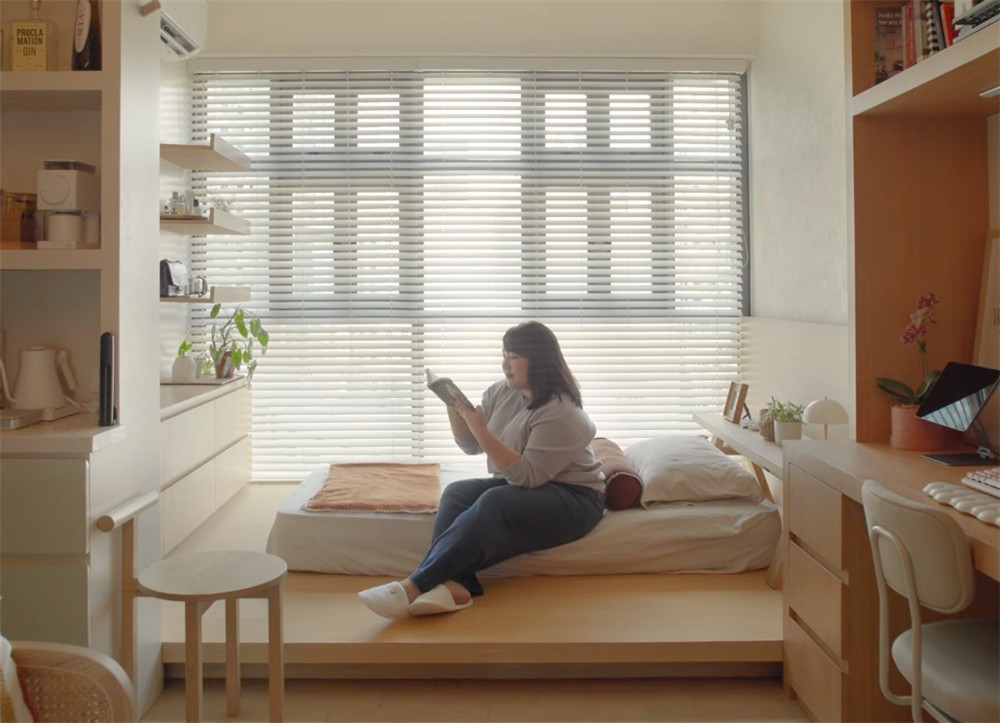 Trong phòng ngủ, nữ chủ nhân chọn giường bục thay vì giường khung. Ảnh: Stackedhomes