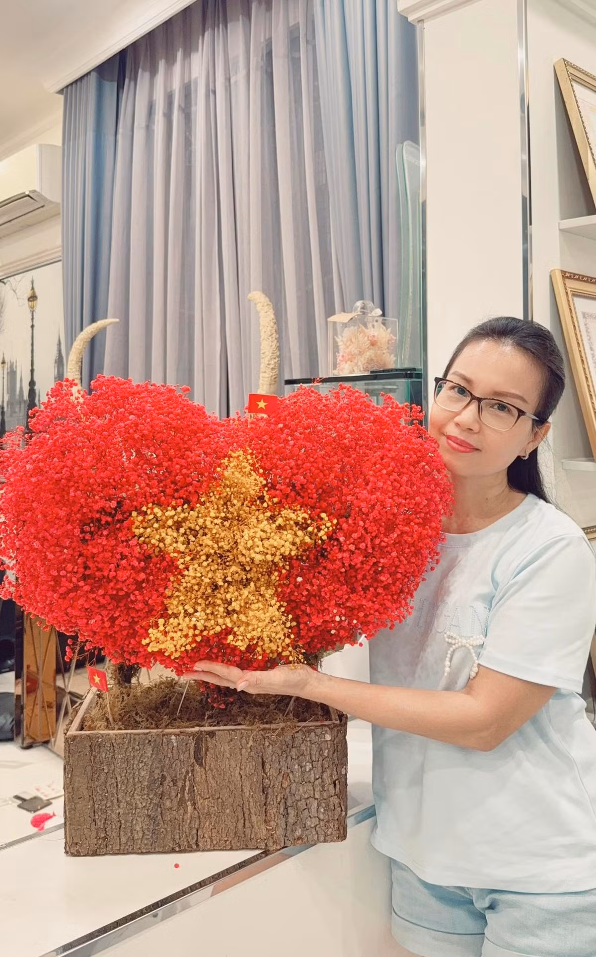 Ca sĩ Cẩm Ly nổi tiếng với dòng nhạc dân ca - trữ tình, được khán giả ưu ái gọi là “nữ hoàng dân ca” của làng giải trí Việt. Ảnh: FBNV