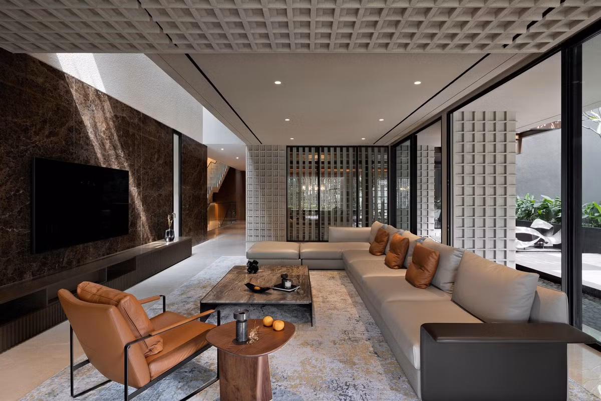 Tầng 2 là tầng sinh hoạt chính của cả gia đình với phòng khách rộng, thông với bếp và khu ăn uống. Ảnh: Mario Wibowo