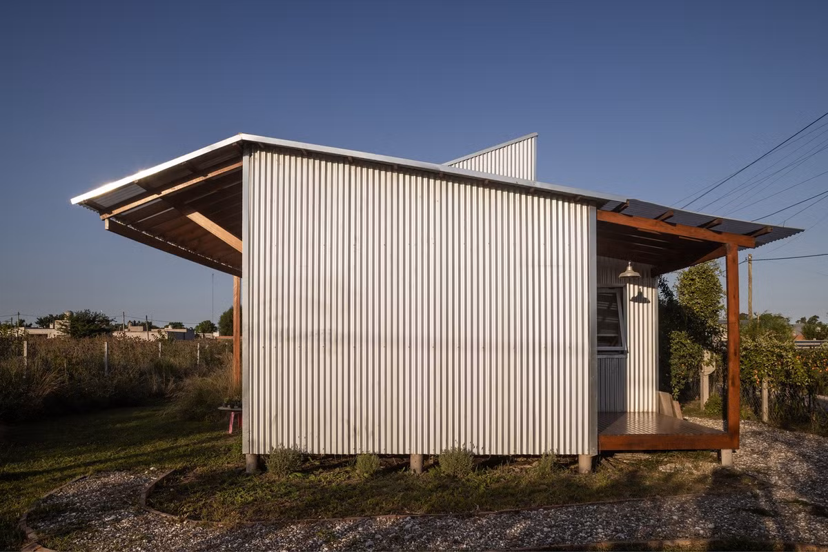 Gỗ bạch đàn đỏ tạo nên kết cấu chính vững chắc cho ngôi nhà. Ảnh: Luis Barandiaran